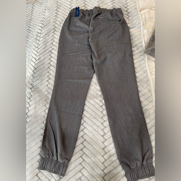 (NWT) Jaanuu Heather Gray scrub set (XS) - Picture 9 of 10